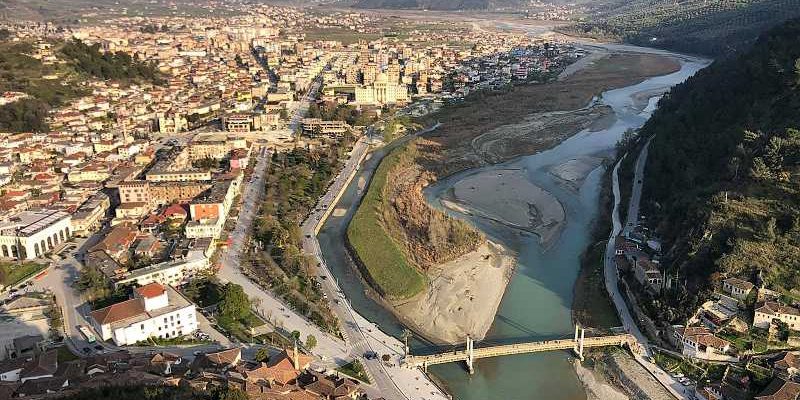 Бера́т(алб. Berati) — город на юге Албании.
