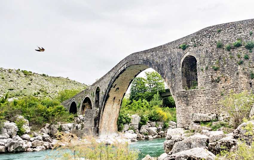 Старинный мост на реке Кир