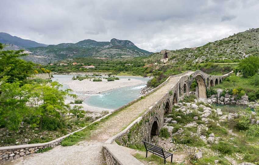 Старинный мост на реке Кир