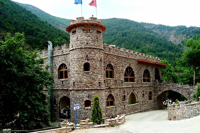 Эльбасан - историчский и промышленный центр Албании
