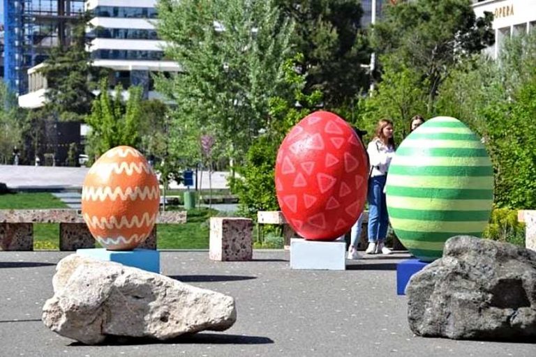 Что означает шоколадный кролик в этих праздниках? Почему яйца окрашены?